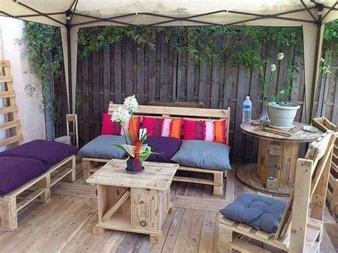 31 idee per arredare il giardino con i pallet idee. Come arredare il terrazzo con i bancali | Mobili da ...