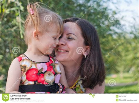 madre e hija que se besan y felices foto de archivo imagen de cierre cubo 16757320