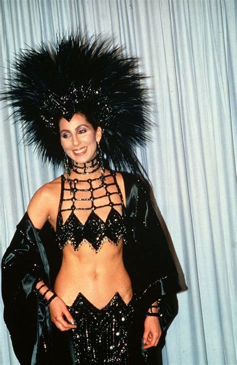 Histoire Dune Tenue Le Total Look Sequins De Cher Aux Oscars 1986 Elle