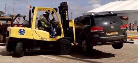 An elite team of thieves takes refuge with a family after a heist goes horribly wrong. Parking In The Wrong Place When The President Is Visiting - Naibuzz