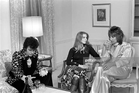 Gary Glitter Bebe Buell And Rod Stewart In A Hotel Room During Foto