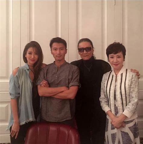 Wèi, shì xuésheng sùshè ma? 一年没联络!谢霆锋看报纸才知道妹妹生孩子 | 聊八卦 | xuan.com.my