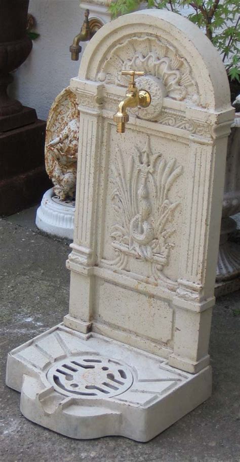 Es kann sich um verknüpfen brunnen handeln, vereinen holzweg oder zusammensetzen blumenstrauß im. Schöner Standbrunnen Antik weiss | Garten Passion.