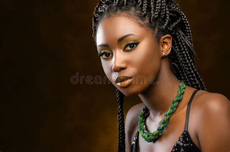 Retrato Del Estudio De La Mujer Africana Atractiva Con Las Trenzas