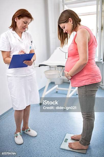 Enfermera Que Pesa A Mujer Embarazada En El Cargo Foto De Stock Y Más