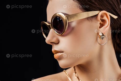 Бесплатные young nude woman in sunglasses golden earring and necklaces