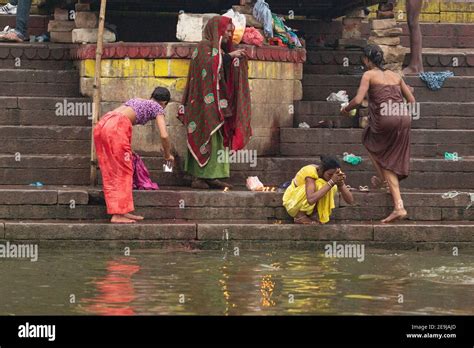 Frauen Nach Dem Baden Im Heiligen Ganges Stockfotografie Alamy