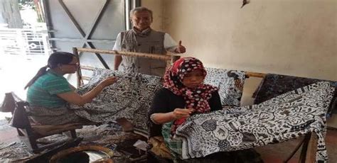 Photos Of Tourists Practicing Batik At The Batik Center Of Paoman Art Download Scientific