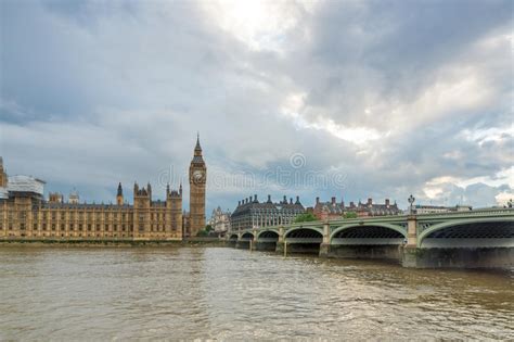 Big ben, london tower clock famous for its accuracy and for its massive bell. ΛΟΝΔΙΝΟ, ΑΓΓΛΙΑ - 16 ΙΟΥΝΊΟΥ 2016: Σπίτια του Κοινοβουλίου ...