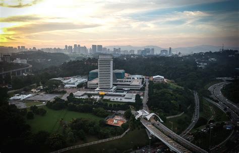 Sebelum itu, ahli yang berhormat mengambil bahagian dalam perbahasan menyemak semula akta koperasi 1993 yang dibentangkan menteri. Dewan Rakyat mula bersidang hari ini | Harian Metro