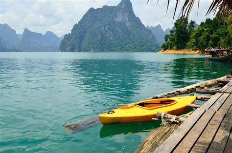 Ansicht In Chiew Larn Lake Khao Sok National Park Thailand Stockfoto