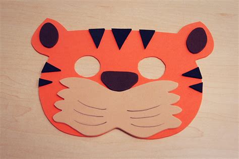 Sabine kaldorf arbeitet in bonn mit flüchtlingen und findet das gut. Tiger-Maske basteln für Fasching - Familie.de