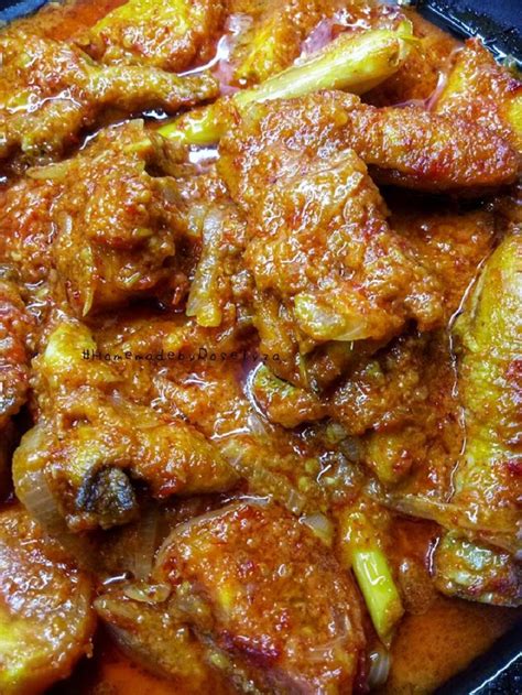 Selain bahan dasar daging, rendang menggunakan santan kelapa (karambia), dan campuran dari berbagai bumbu khas yang dihaluskan di antaranya cabai (lado), serai, lengkuas, kunyit, jahe, bawang putih, bawang merah dan aneka bumbu lainnya yang biasanya disebut sebagai pemasak. Resepi Ayam Masak Merah Style Orang Dulu -Dulu - Saji.my