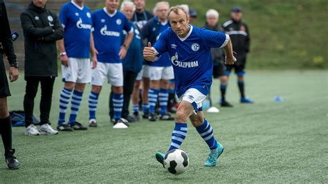 Move by advancing the feet alternately so that there is always one foot on the ground in bipedal locomotion and two or more feet on the ground in quadrupedal locomotion. Dritte Walking Football-Gruppe: Platz für alle - Fußball ...