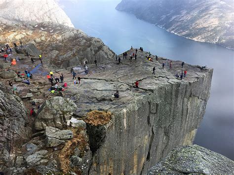 At the end of the fjord lies the tall kjerag mountain, another popular hiking destination with an iconic spherical rock that sits in a crevice along the trail. Trekkingtour um den Lysefjord (9 Tage) - Abenteuerreich.de
