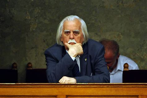 Elegánsan öltözött pasas beballag a kocsmába, pórázon vezetve egy krokodilt. Meghalt Katona Tamás történész, volt országgyűlési képviselő