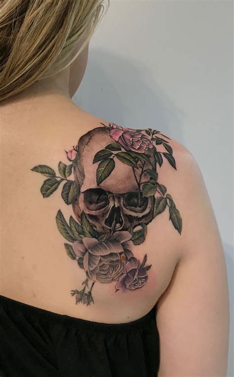 Watercolor tattoo skull flowers vintage colorful gothic day wall tapestry 80x60inch/150x200cm. Skull and flower tattoo by dia moeller (With images ...