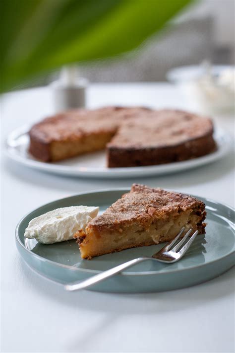 Den körnigen frischkäse, frischkäse und zucker verrühren. Apfel-Frischkäse-Kuchen | tastesheriff