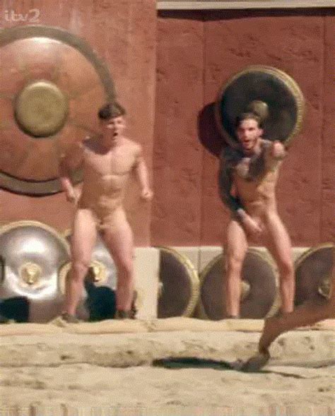 Depilação anal na série dos gladiadores nu Bromans