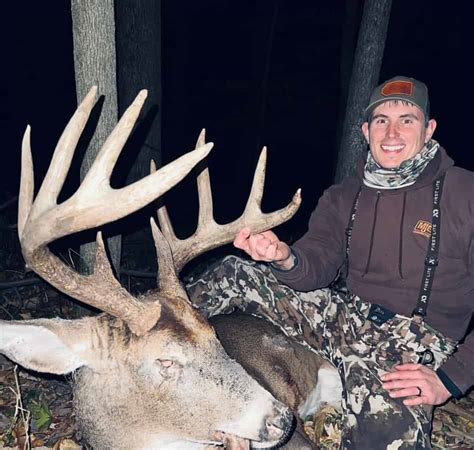 Illinois Bowhunter Shoots Huge Buck At 3 Yards Laptrinhx News