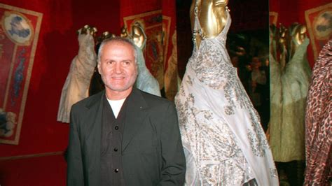 In july 1997, gianni versace is shot in front of his miami beach mansion by andrew cunanan, who met the famous designer once in san francisco in 1990. Mord vor 20 Jahren: Schüsse vor der Villa. Versace sackt ...