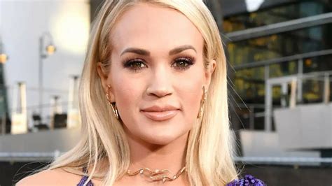 Carrie Underwood Emphasizes Tiny Waist In Bikini Selfie During Waterside Day Out See
