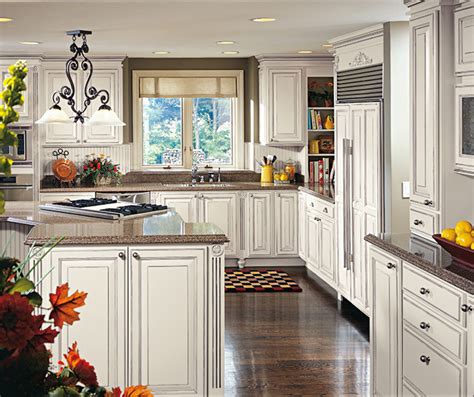 If you are looking for a rustic cooking area, the white glazed kitchen cabinets can be the answer. Off White Glazed Cabinets in Traditional Kitchen - Decora