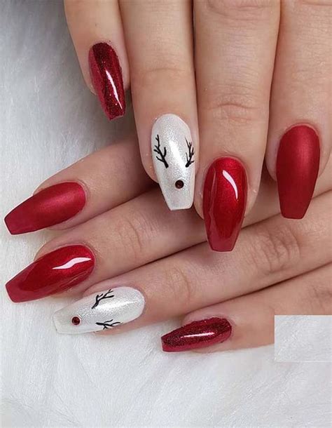 Because painting your nails is the perfect quarantine activity. Christmas Nail Designs For The New Year 2020 • stylish f9