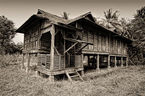 For traditional malay house, the body level is the most vital area for ventilation for comfort. traditional malay house @ perlis - a photo on Flickriver
