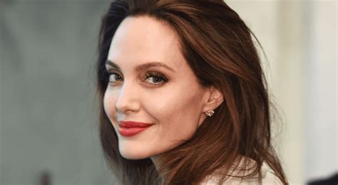 Angelina Jolie Impacta Al Posar Desnuda Por Primera Vez En Una Cama FOTOS