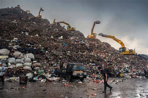 Jakartas Trash Mountain ‘when People Are Desperate For Jobs They