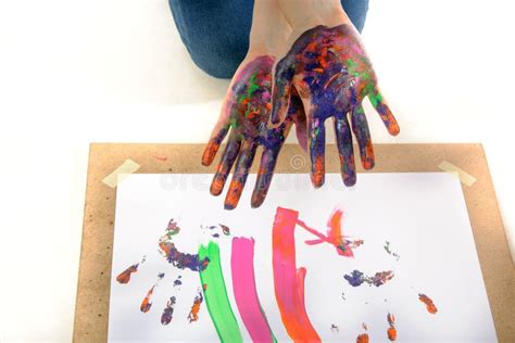Lartista Della Donna Gli Mostra Le Mani Dipinte In Pittura Variopinta