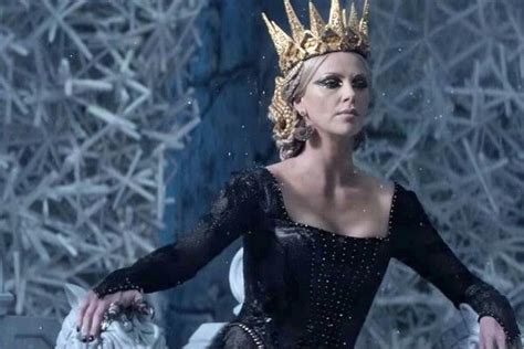 Queen Ravenna Snow White And The Huntsman With Images Queen