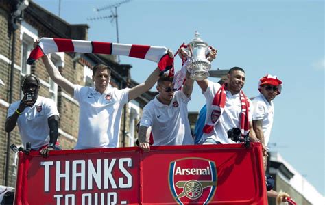 Pictures Arsenals Victory Parade After Winning The Fa Cup Metro Uk