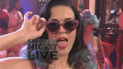 Katy Perry Fait Sautiller Son Décolleté Au Saturday Night Live