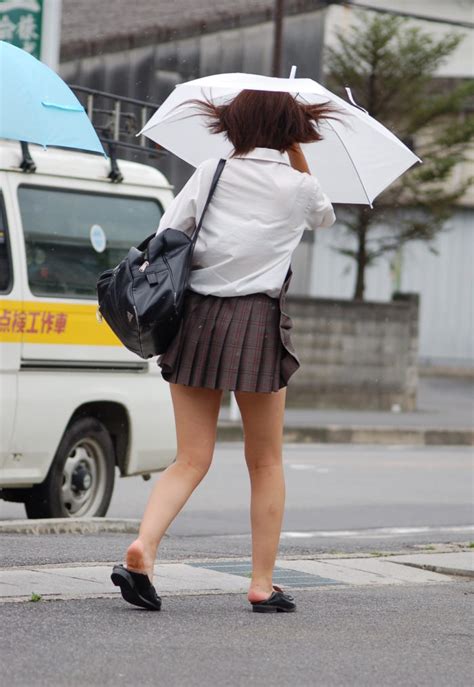【画像】強風で思いっきりスカートめくれてるjkエロすぎワロタ bakuwaro 暇つぶしニュースを毎日お届け