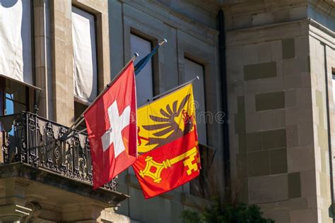 Banderas Suizas Y De La Ciudad Con Escudo De Armas Ginebra Suiza Foto
