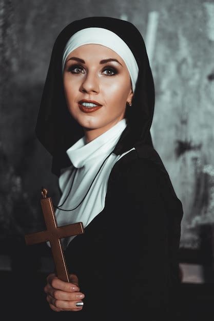 nonne sexy prie à l intérieur belle jeune sainte soeur jeune belle nonne avec une croix dans