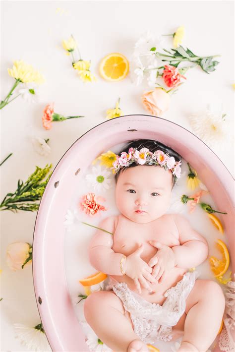 I have been dying to both mamas and babies can benefit from the lactic acid and fat protein in a milk bath. Baby Milk Bath Session | Kelly Kristine Photography