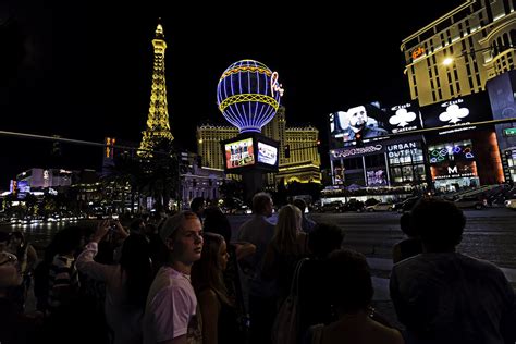 02468061 62 Walking The Las Vegas Strip At Night 1 Flickr