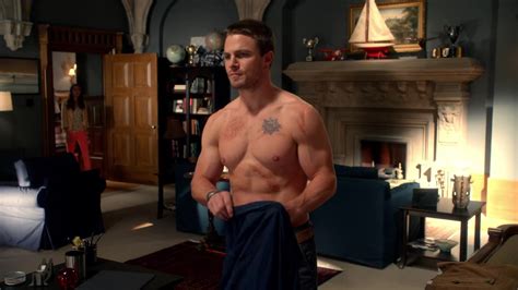 Auscaps Stephen Amell Shirtless In Arrow Honor Thy Father