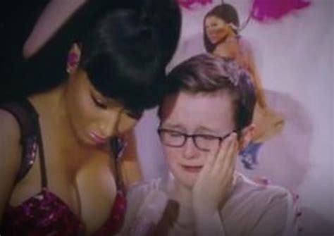 Garoto finge chorar só para encostar sua cabeça nos seios de Nick Minaj