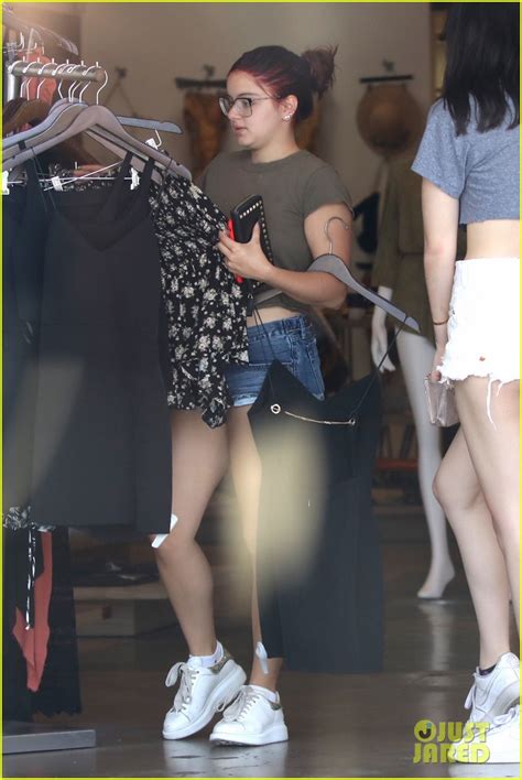 Photo Ariel Winter Gets Some Shopping Done In Daisy Dukes 01 Photo