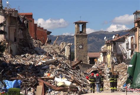 Force d'intervention pour les missions scientifiques sur le terrain après un tremblement de terre destructeur. Nouveau tremblement de terre 6.6 Magnitude Italie Centrale ...
