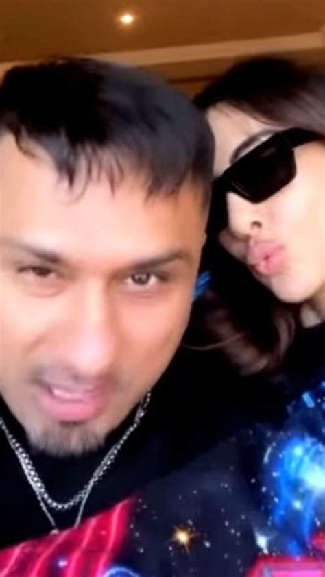 Yo Yo Honey Singh Sings For Girlfriend Tina Thadani In Romantic Video See Their Mushy Photos