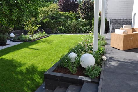 Maybe you would like to learn more about one of these? Formaler Garten mit großer Terrasse - PFLANZ-KONZEPT