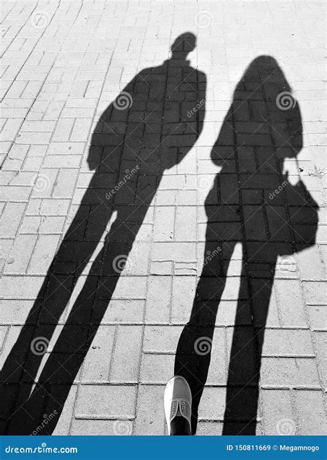 Sombras De Dos Personas Hombre Y Mujer Caminando A Lo Largo De Un