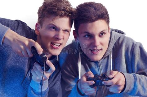 Hermanos Adolescentes Que Juegan A Los Videojuegos Divertidos Foto De Archivo Imagen De Fondo