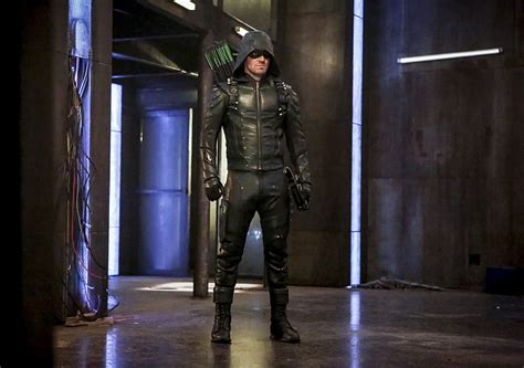 Oliver Breaks In His New Team In Promotional Stills From Arrow Season 5