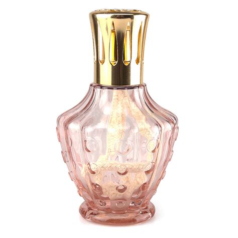 Associée au parfum d'ambiance fleuri amour d'hibiscus, vous passerez un moment convivial et plein de gaieté. Kit Lampe Berger Clochette Rose com Fragrância Chant De Lavande